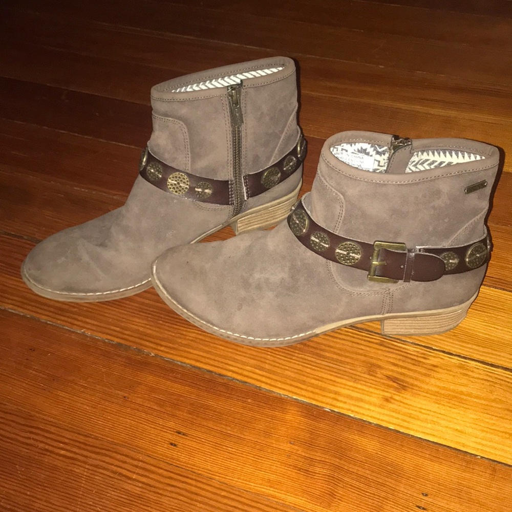 Adorable ankle brown boots!